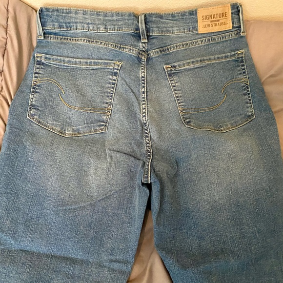 Levi Strauss Signature Denim Capris - Picture 8 of 9